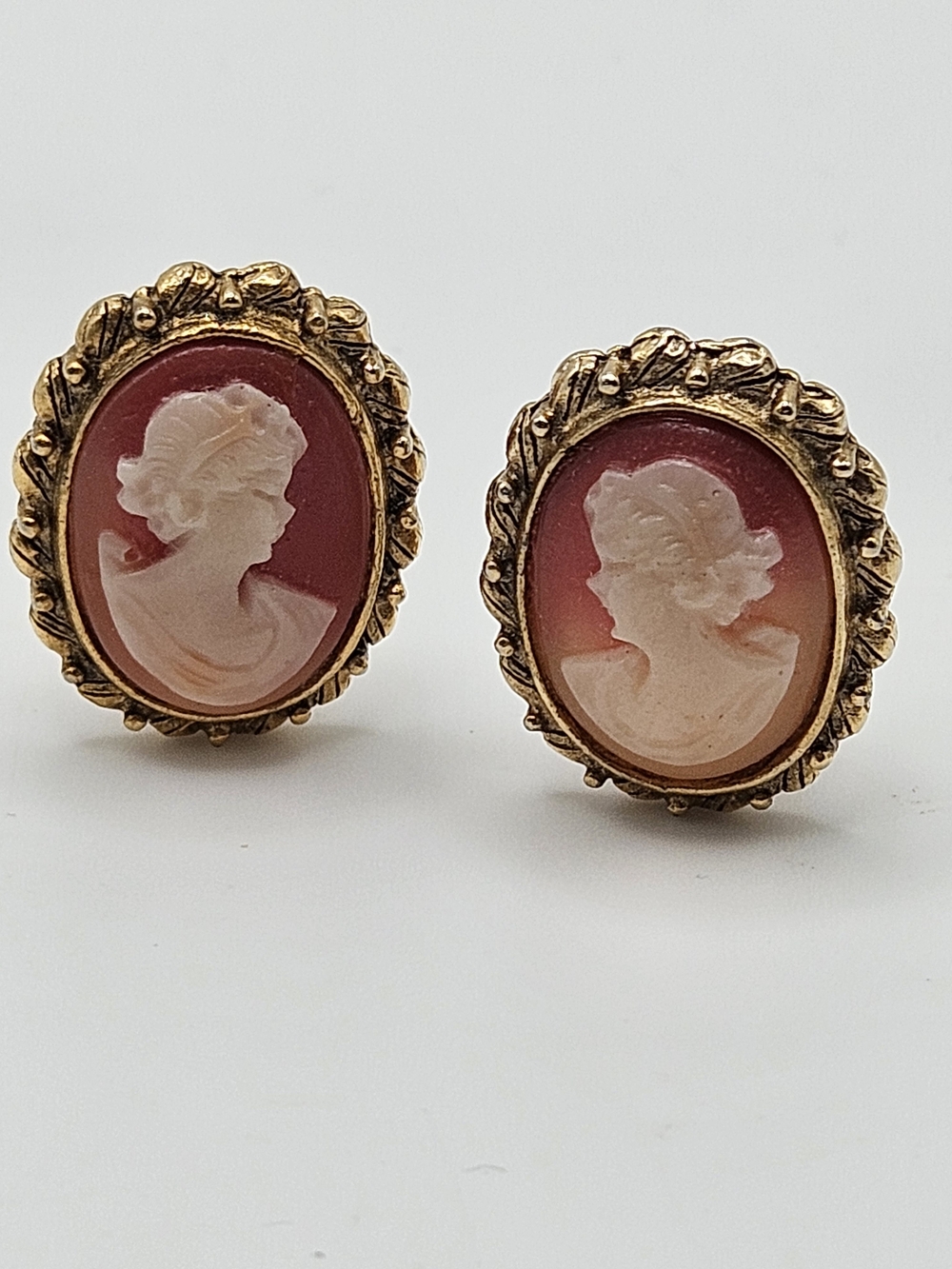 VINTAGE Victorian Style Cameo Carved Lady Oval Gold Tone Clip On Earrings VTG